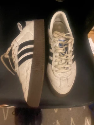 Adidas  - Adidas vit som ny 