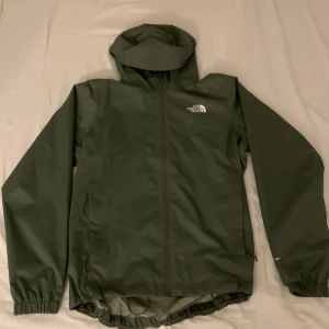 The north face jacka  - The north face Shell jacka.   Jackan är i storlek S. Typ som ny, köpt i början av hösten o knappt andvända och utan skador. Nypris 1400
