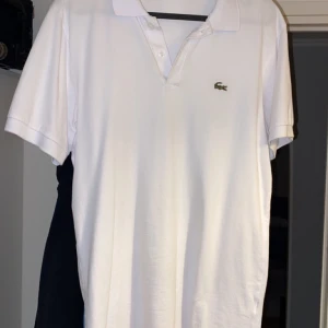 Lacoste pikétröja  - Säljer denna vita lacoste pikétröja pga utväxt. Använts ett fåtal gånger, ser helt ny ut utan några anmärkningar. 