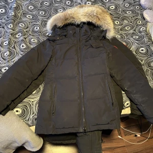 Vinterjacka  - Canada goose jacka och ska likna (Chelsea parka) osäker på om den är äkta, men pälsen är äkta. En aning solblekt och några slitningar här och där. Blivit för liten för mig. Fler bilder finns men inte med jackan på. Men går att fixa! 