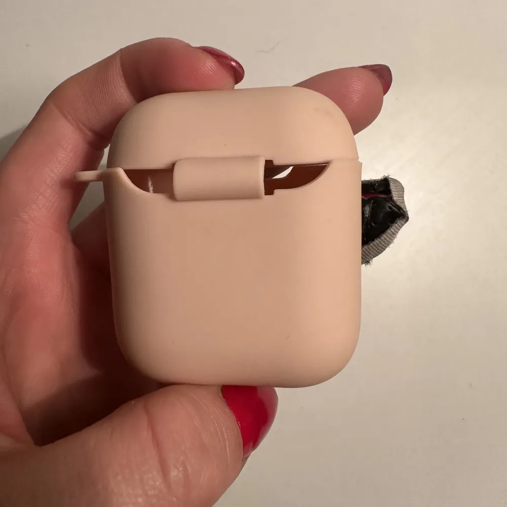 Säljer ett airpods fodral som är använda enstaka gånger. Nypris 150kr, säljes för 10kr. Accessoarer.