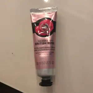 Säljer denna handkräm från the body shop! Pga att den inte kommer till användning! Aldrig använt den. Doften är British Rose! Köpt för 69