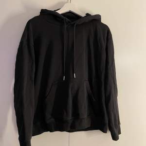 Svart hoodie från H&M, strl S. Fint skick. 40 kr + frakt 66kr (spårbar frakt)