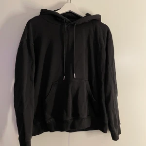 Svart hoodie - Svart hoodie från H&M, strl S. Fint skick. 40 kr + frakt 66kr (spårbar frakt)