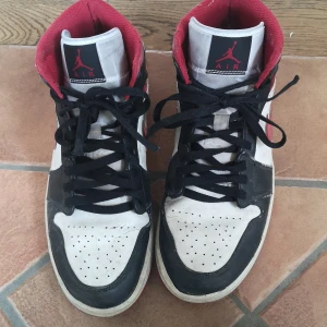 Jordan 1 gym red - Säljer mina Jordan one gym red mid, ganska slitet hälen därav priset. Priset är inte hugget i sten. Ställ gärna frågor/Albin