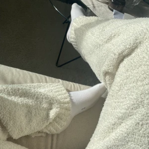 Mjukisbyxor - Jättegosiga mjukisbyxor från Lindex! Sparsamt använda! I mjukt Teddy material! Är 165 men har vikt upp dom lite i midjan 