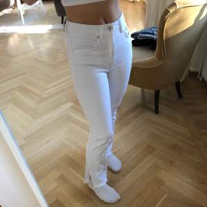Vita midrise jeans med slits från zara i storlek 34, endast använda ett fåtal gånger☺️