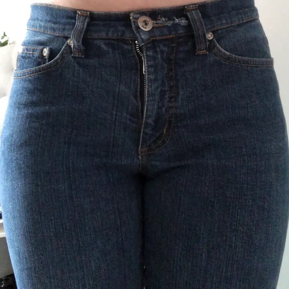 Gör nu ett intressekoll på min mammas gamla vintage Veromoda jeans. Kan tänka mig sälja de för att bra pris. Storleken står inte på lappen men jag är ungefär storlek 38 och den passar mig men är lite långa vid benen (jag är 160cm) . Jeans & Byxor.