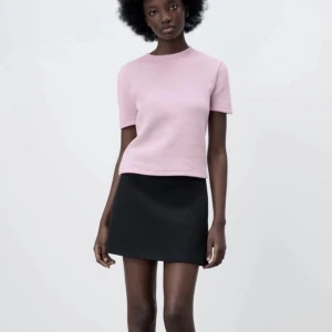 Stickad tshirt zara, S - Intressekoll på denna ljuslila/rosa stickade T-shirten som inte kommer till användning 💗Väldigt populär och slutsåld hos zara. Skriv ett bud om ni är intresserade💗