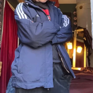 Vintage adidas jacka - jätte skön vintage jacka från adidas, skriv om ni vill ha fler bilder🙃🙃