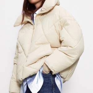 Zara puffer jacka storlek XS. Jackan är oversized och rimlig i storleken. Har någon fläck vid muddarna och på jackan men inget märkbart. Kan skicka fler bilder om önskas. 