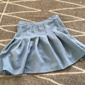  denna kjolen är väldigt snygg men passar inte mig längre -  Den här köpte jag för flera år sedan men aldrig använt så den behöver  en ni ägare💙