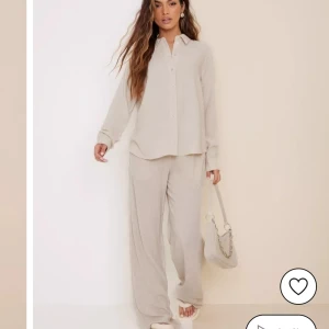 Set i linne  - Säljer ett superfint set i linne som aldrig kommit till användning. Tvättat en gång. Byxor st 32, skjorta st 34. Nypris för set: 1300kr 