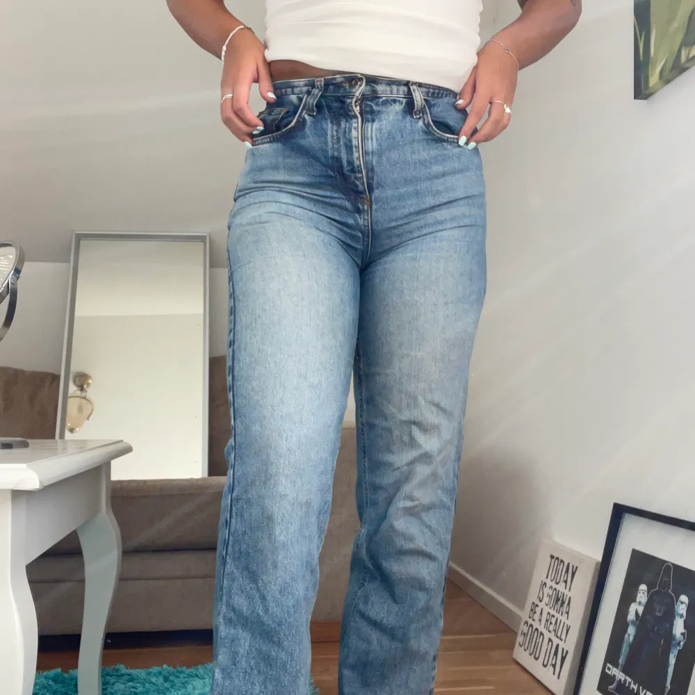 Säljer dessa snygga jeans från ASOS, fint skick och perfekt längd för mig som är 170cm! . Farkut & Housut.