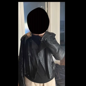 Skinnjacka  - Svart skinnjacka. Använts. Slitage vid bakre halskragen. Storlek 44 men skulle passa 42 