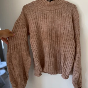 Stickad rosa tröja med ballongärm - Rosa stickad tröja med ballongärm , sparsamt använd.