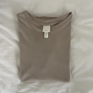 Beige t-shirt från hm - Säljer denna superfina t-shirten!!! Sparsamt använd och i nyskick🥳