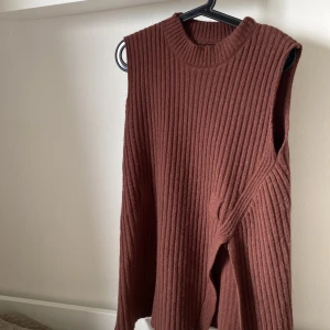 Stickad väst  - Mycket snygg stickad väst i one Size ifrån SHEIN, bälte kan användas i den och endast använd 1 gång. 