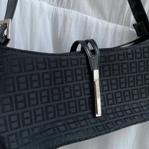 Fendi väska, fake - Använt ett par gånger, köpt från en annan tjej på Plick. 