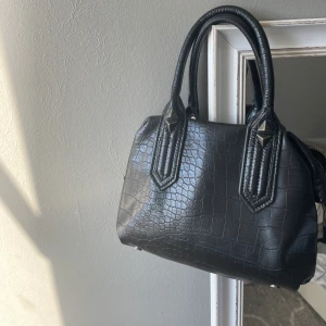 Säljer min fina väska från zara - Fin väska i bra skick och långt band medföljer 💕