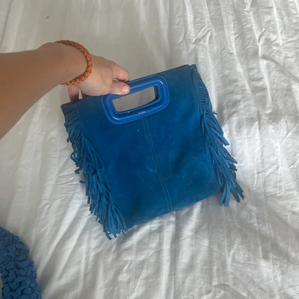 Snygg blå maje väska köpt på nk, använd men i bra skick🧚🏻‍♂️långt band finns också. Väskor.