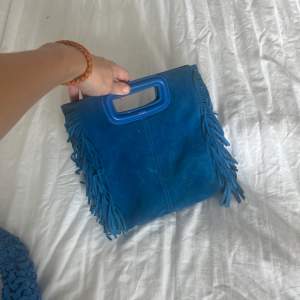 Snygg blå maje väska köpt på nk, använd men i bra skick🧚🏻‍♂️långt band finns också
