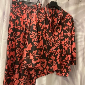 Två delad set  - Två delad set av märket Zara skjortan är i str L men passar medium byxan är small som mindre medium .som ny