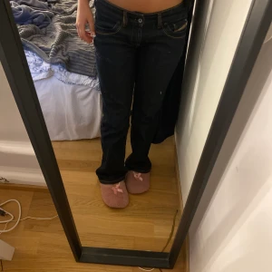 lågmidjade jeans - lågmidjade jeans från diesel men köpte secondhand för ett tag sen, lite långa på mig som är 160 