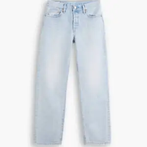Säljer mina älskade levi’s jeans som jag använde allt för ofta förr, men inte nu mera. De passar en XS, samt S. Midjemått:35 tvärs över &innerben:64cm. Om ni har andra frågor e de bah att meddela, hoppas ni gillar.😊💕🌺(köpare står för frakt)