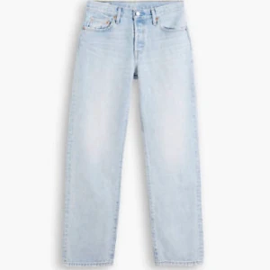 Snygga Levi’s jeans - Säljer mina älskade levi’s jeans som jag använde allt för ofta förr, men inte nu mera. De passar en XS, samt S. Midjemått:35 tvärs över &innerben:64cm. Om ni har andra frågor e de bah att meddela, hoppas ni gillar.😊💕🌺(köpare står för frakt)