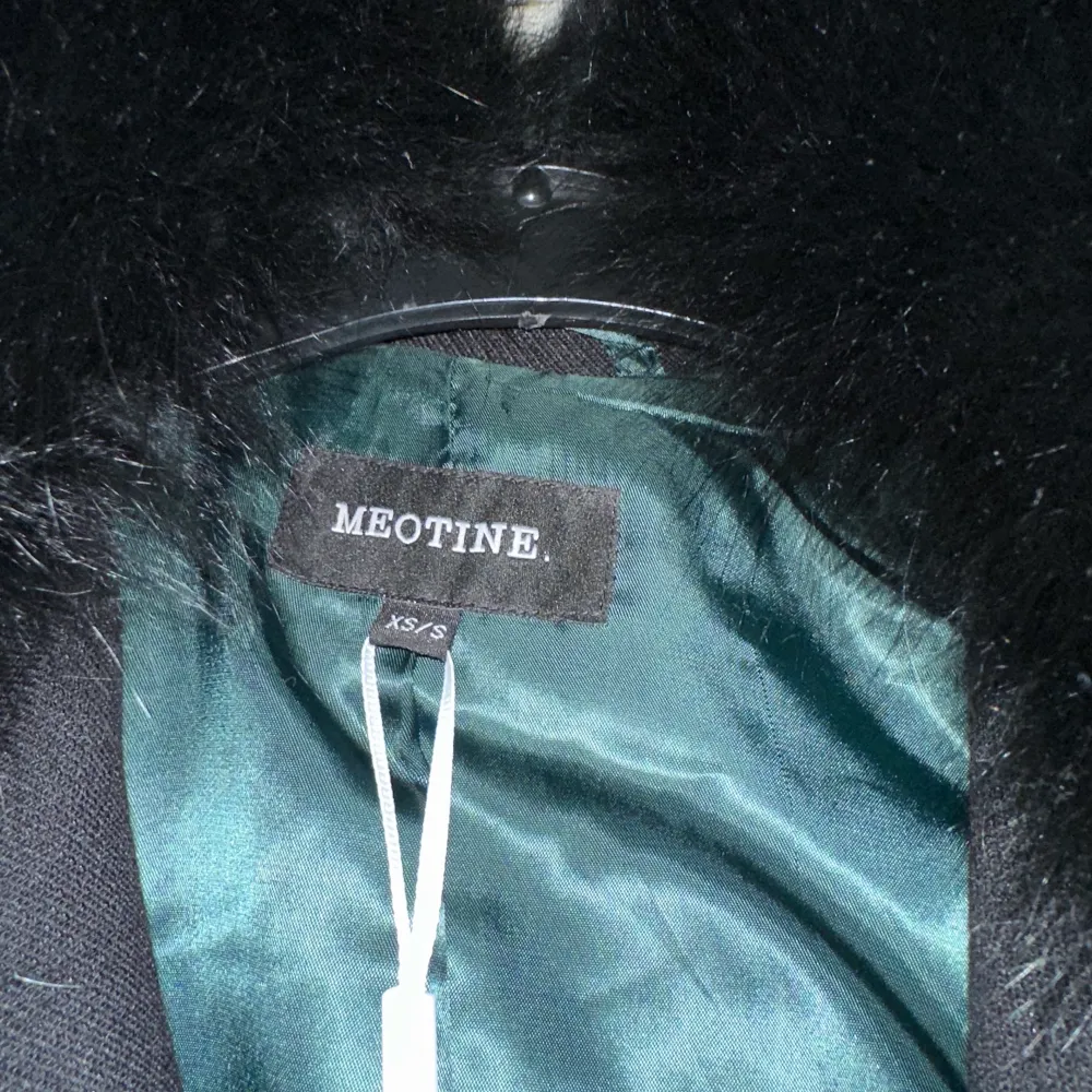 Säljer min super snygga Meotine jacka i svart. Storlek XS/S, helt ny med prislappen kvar. Köpt för 2800kr. Lägger ut pågrund utav att jag är osäker på om jag tycker den passar mig🖤🖤 Klicka  inte på köp direkt✨ Bud på 3900kr. Jackor.