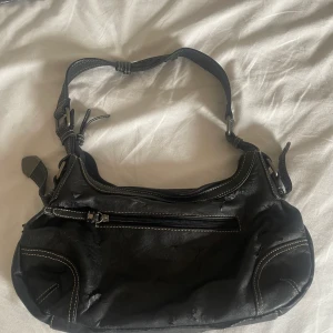 Väska - Söljer min SÅÅÅ snygga väska. Den är så poppis o passar till allt!!! Den har slitningar men hag tycker det gör viben❤️⭐️