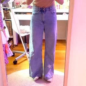 Jättefina Weekday jeans i modellen Ace, som jag har målat vita stjärnor på längst ner! Det är storlek W26 och L30! Jeansen passar bra i längden på mig som är 164 cm men de är stora i midjan! Säljer för 150kr🤍