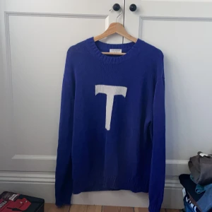 TIGER OF SWEDEN pullover stickad tröja - En stilig T-stickad TIGER tröja, köpte för 2300, rätt oanvänd inga defekter alls Storlek S