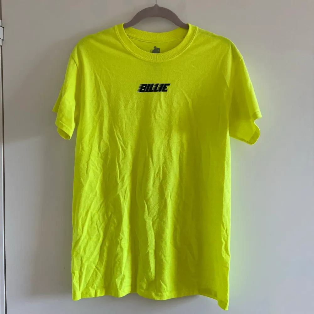 äkta merch från Billie Eilish’s konsert i Fryshuset 2019 neongul färg, ingen kommer missa dig ;) perfekt för neon-tema på fest till exempel sparsamt använd så är i superbra skick. T-shirts.