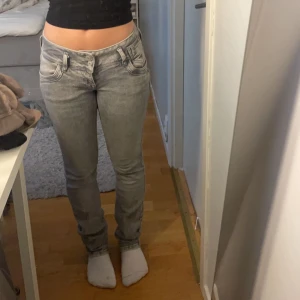 Ltb jeans - Ett par jätte fina gråa ltb jeans som sitter sjukt bra! Säljer pga dem nästan aldrig kommit till andvändning, köpte dem i somras och använt ca 2 gånger så dem är i väldigt nytt skick!💗