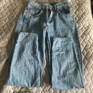 Jättefina jeans från Denim & co, jättebra skick nästan oanvända! Storlek 34 Pris kan diskuteras är villig att gå ner i pris 