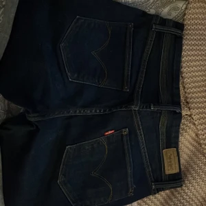 Mörkblåa Levis shorts  - Säljer dessa mörkblåa äkta levis shorts i storlek 27 som går att vika upp. Äkta shorts!! 