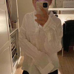 Oversized skjorta  - En vit skjorta som är lite ocersized, skitsnygg verkligen så vill kolla vad folk kan tänkas betala, men men funkar till allt, den e super👌