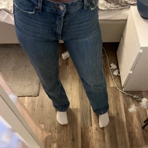 Blåa jeans  - Säljer dessa blåa jeans från bershka i storlek 34 köpta på Zalando. Bra längd på mig som är 170. Köparen står för frakten skriv privat för fler bilder eller frågor 