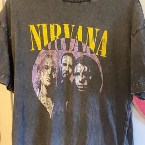 Nirvana tröja  - Jag säljer denna nirvana tröjan som är i bra skick.❤️