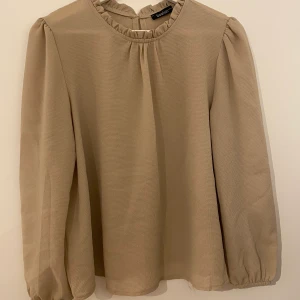 Blus  - En beige blus i storlek S/M, från boohoo. Ej använd. 