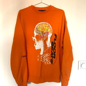 Orange Sweatshirt strl XS - En oanvänd sweatshirt från ASOS som var lite för stor för mig. Frakten är inräknad i priset, så det är bara och köpa :)