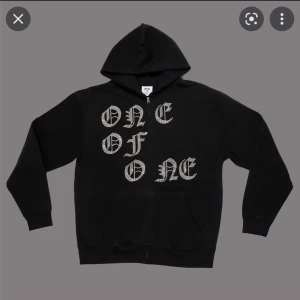 One Of One zip up hoodie - Tänkte sälja min ”og” One Of One zip up hoodie som inte säljs längre. En sten har lossnat vilket ni ser på sista bilden, annars i bra skick. Köpt för 1500kr. 