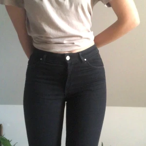 Bootcut jeans - Säljer dessa bootcut jeansen på grund av att dem sitter lite för tajt på migrant midjan. Superbra skick, knappt använda. Har ni frågor är det bara att höra av er!! 💗