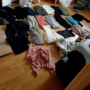 Stort klädpaket!  - Adidas, na-kd, chinos mm  Byxor tröjor finare jackor mm 