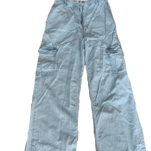 Cargo jeans 38 - Ett par cargo jeans som är i storlek 38. Måste tyvärr sälja då de är förstora i midjan för mig. Längden passar bra och jag är 170cm. Har bara använt en eller två gånger. Priset kan diskuteras. Köparen står för frakt. 