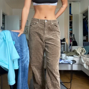 Manchester byxor - Använda 2 gånger som nya! Skitsnygga Manchester som går att ha både låg o högmidjade. De är storlek 44 men funkar på storlek 36-44 beroende på vilken passform du önskar! Från weekday.