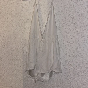 Bodysuit,vit. - Nyskick, knappt använd. 