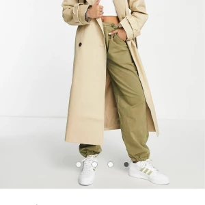ASOS trenchcoat med longline-modell - Säljer den här super fina trenchcoaten från Asos i 38. Den är helt ny med prislapp, jag köpte två och nu kan jag inte lämna tillbaka denna. Det är super fin och bra i materialet så den är inte tunn. 